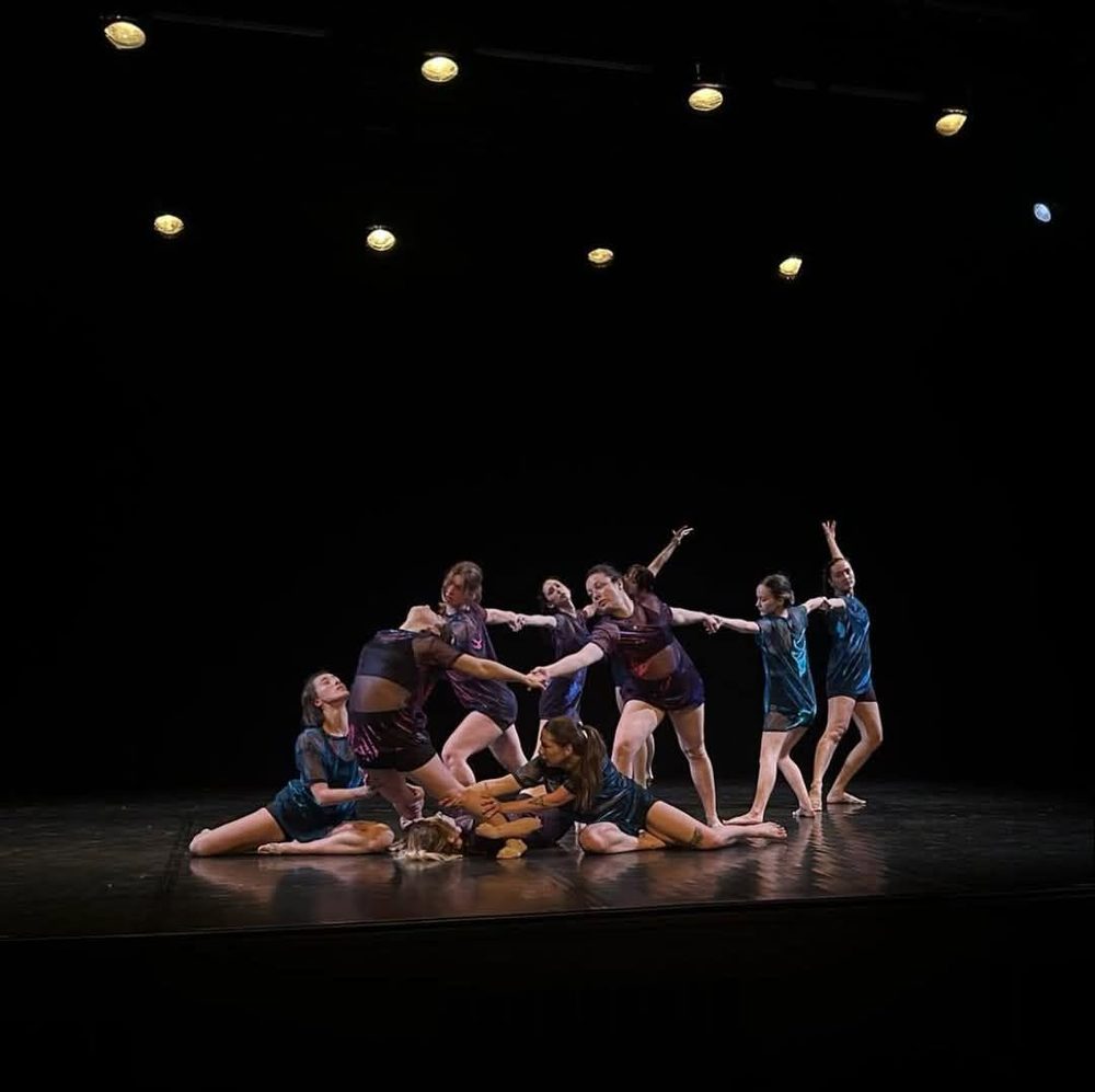 Danseuses de l'ABCDanse sur scène, sous les projecteurs